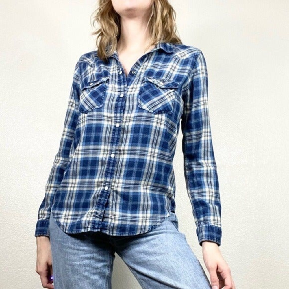 American eagle boyfriend fit navy blue plaid button up shirt ✨☺️⭐️